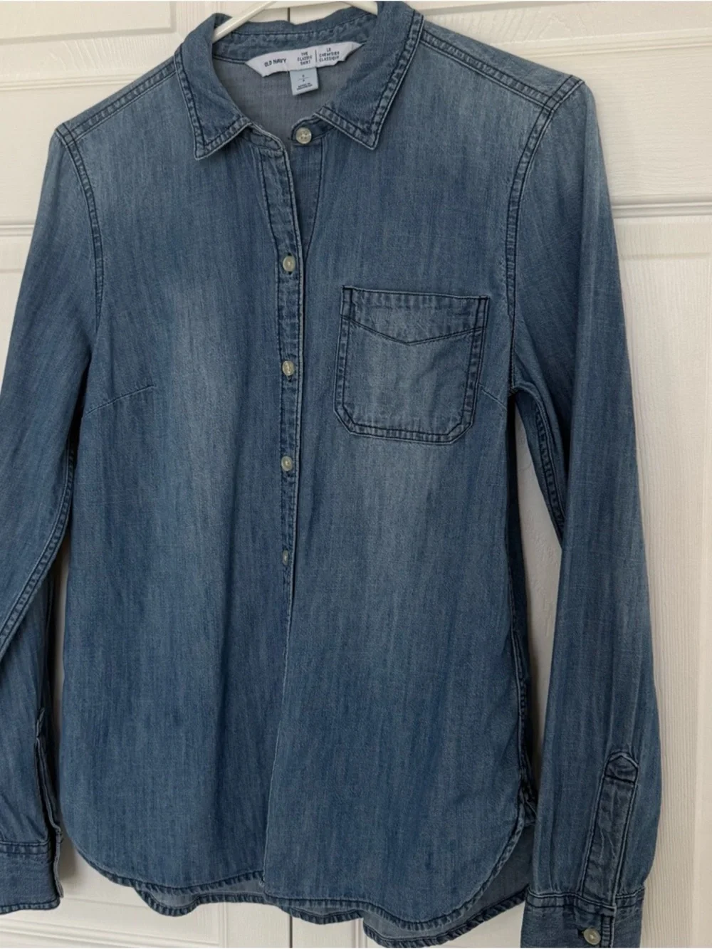 Old Navy Light Blue Chambray Button-Front Shirt - Picture 2 of 5